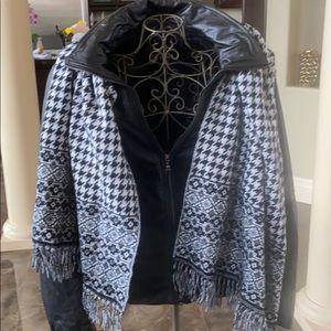 Winter scarf in black & white with some gold